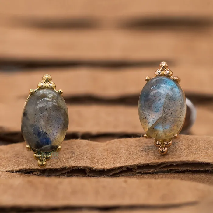 Earrings Anatometal FaraTa Threaded End in Gold with Oval Labradorite Cabochon