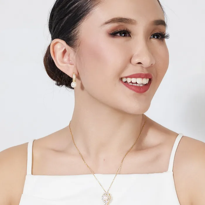 Earrings Pearly Lustre Elegant Freshwater Pearl Earrings WE00624