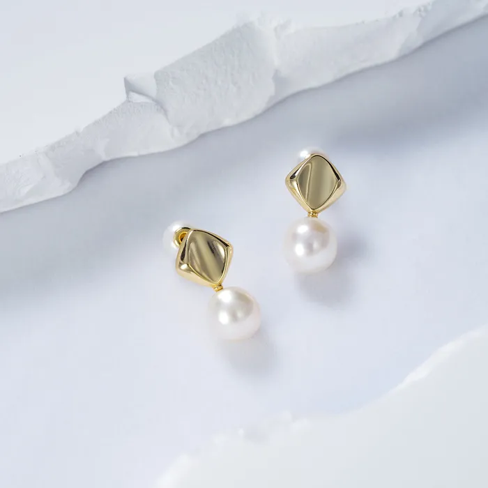 Pearly Lustre Earrings Elegant Freshwater Pearl Earrings WE00718