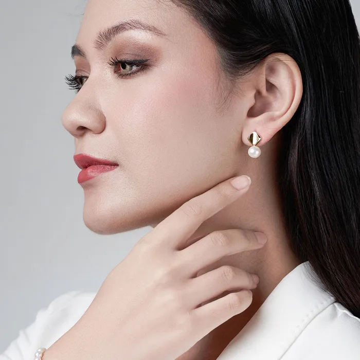 Pearly Lustre Earrings Elegant Freshwater Pearl Earrings WE00718