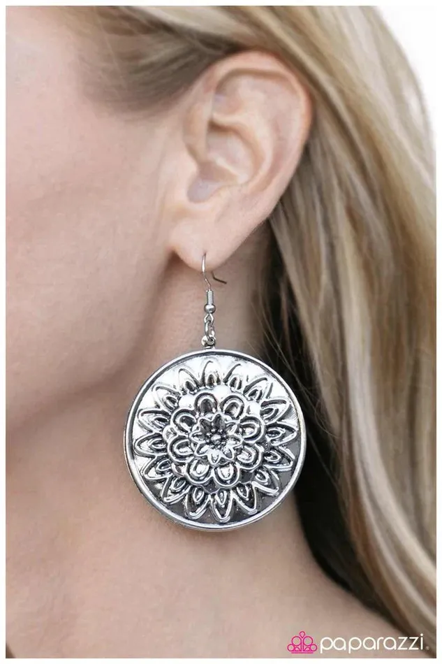 Paparazzi Earring Flower Bomb Silver Paparazzi Jewelry Earrings