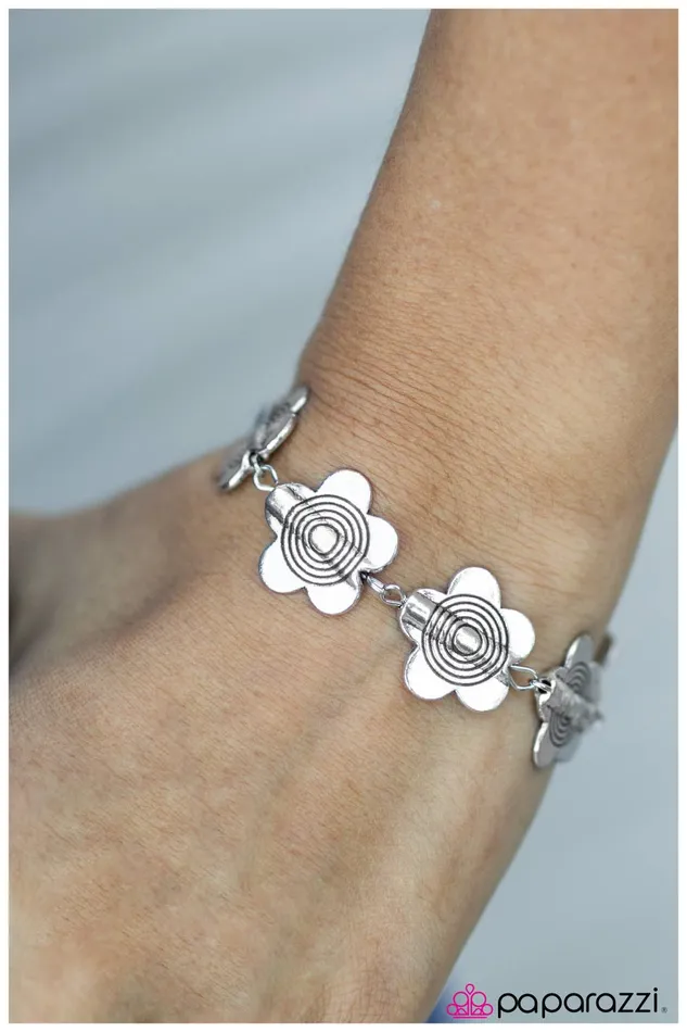 Paparazzi Jewelry Paparazzi Bracelet The Daisy Disco Silver Bracelets