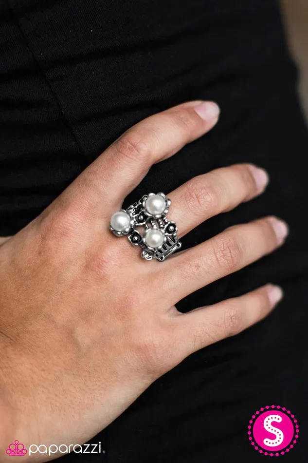 Paparazzi Ring Bouquet Botanical White Paparazzi Jewelry Rings